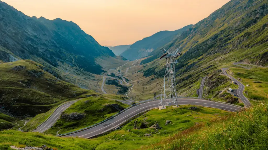 5 drumuri spectaculoase din România, departe de aglomerație