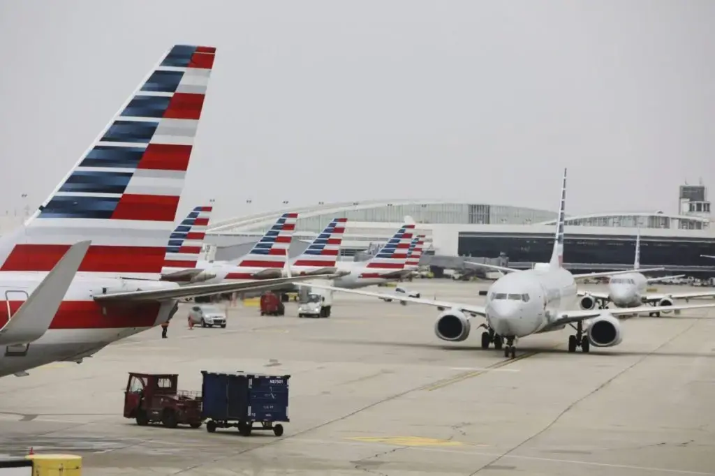 American Airlines susține tendința industriei cu reduceri modeste ale capacității