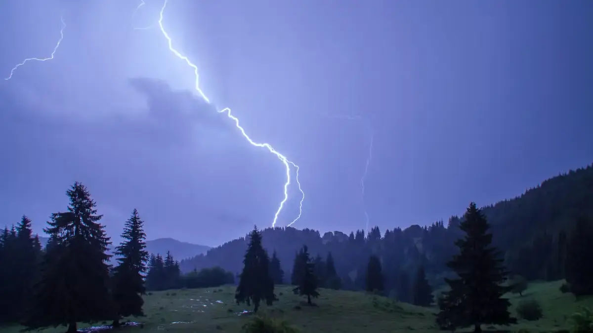 Atenție, călători! Sfaturile vechi despre fulgere vă pun în pericol