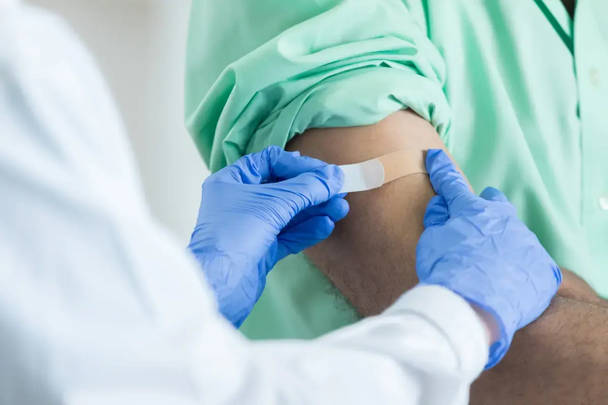 Călătorii în siguranță: Vaccinurile esențiale pentru aventurile tale
