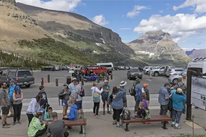 Noul sistem de navetă al Parcului Național Glacier stârnește strigătul vizitatorilor după încheierea intrării