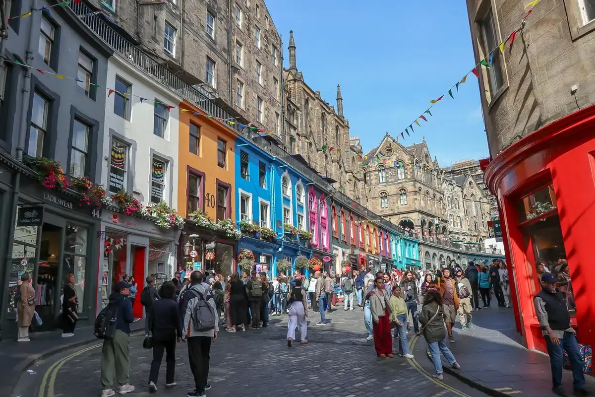 Taxa turistică ajunge în orașele din Marea Britanie: Edinburgh deschide drumul