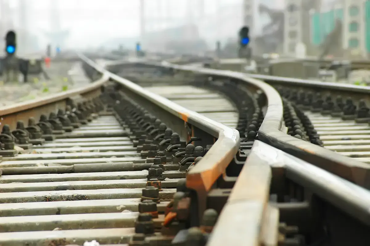 Traficul feroviar oprit în vestul României după descoperirea unor instalații electrice neautorizate