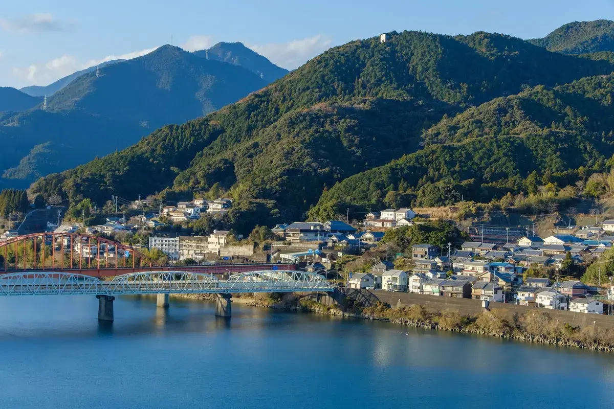 Trenul de noapte al Japoniei revine: O călătorie nostalgică prin peisaje de vis, aventură accesibilă pentru toți pasagerii.