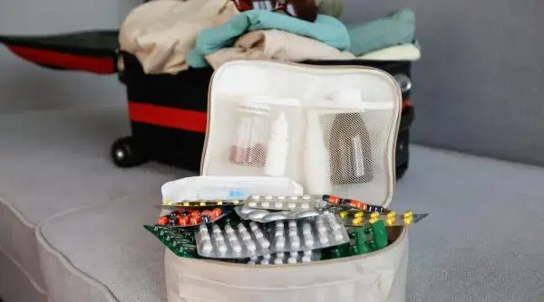 Trusa medicală de vacanță: ce medicamente nu trebuie să lipsească din bagaj
