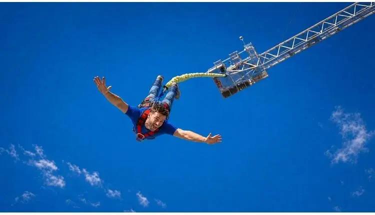Bungee at Yas Bay: Adrenalina deasupra apei, pe Insula Yas