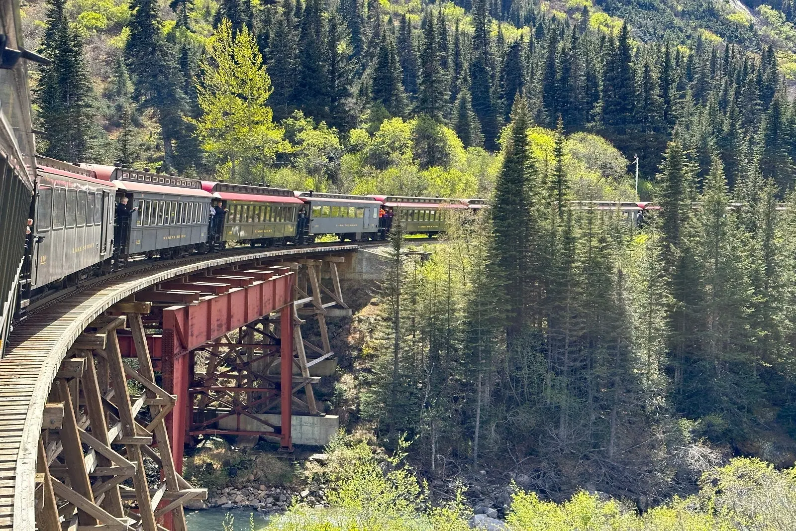 Calea ferată White Pass: o aventură pe șinele din Alaska