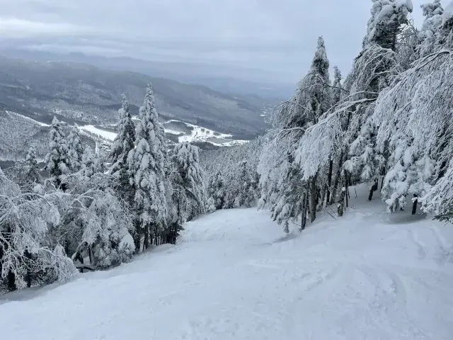 Sezonul de schi bate la ușă: când dau tunurile drumul la zăpadă în Vermont?