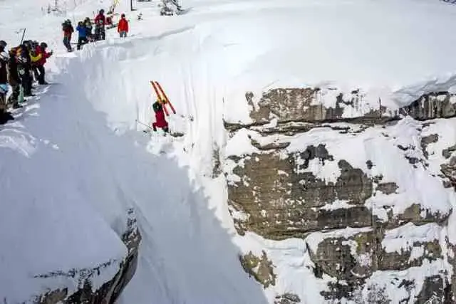 Corbet’s Couloir – cea mai temută cursă de schi din lume
