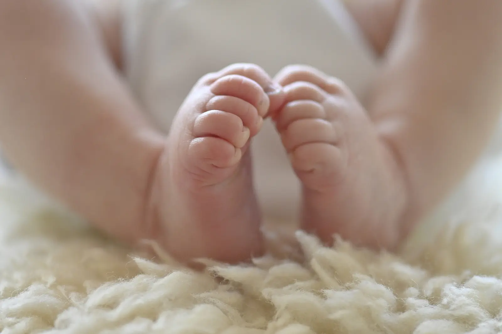 Gemeni născuți de o indoneziancă, răpiți de un cuplu în România. Mama a fost mințită că bebelușii vor fi duși la Vatican