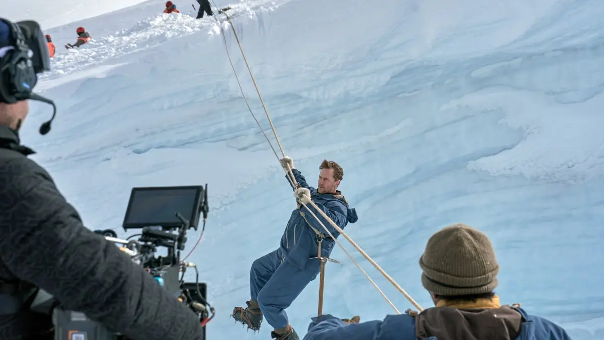 Hiddleston și Dafoe au recunoscut: unele scene periculoase din „Tenzing” au fost filmate de ei în mod real