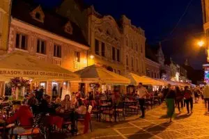 Un hostel din Brașov le oferă tinerilor o experiență de călătorie sustenabilă