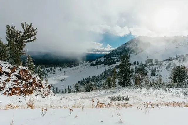 Iarnă timpurie în California: Primii fulgi au acoperit Mammoth Mountain
