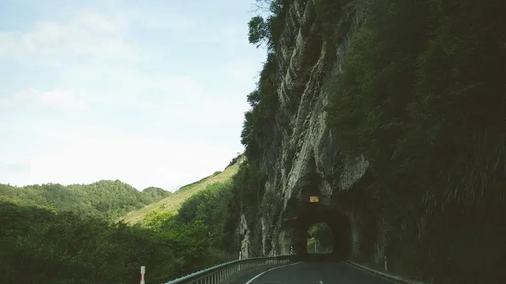 Insula neatinsă din Caraibe: vulcani verzi, jungle dese și bere la preț de 2 dolari