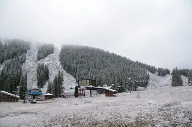 Iarna bate la ușă: Loveland dă startul sezonului de schi în Colorado