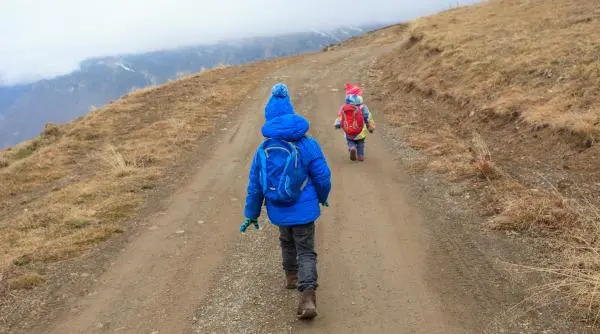 Mamă a lăsat doi băieți singuri în ceață pe potecă în Munții Bieszczady