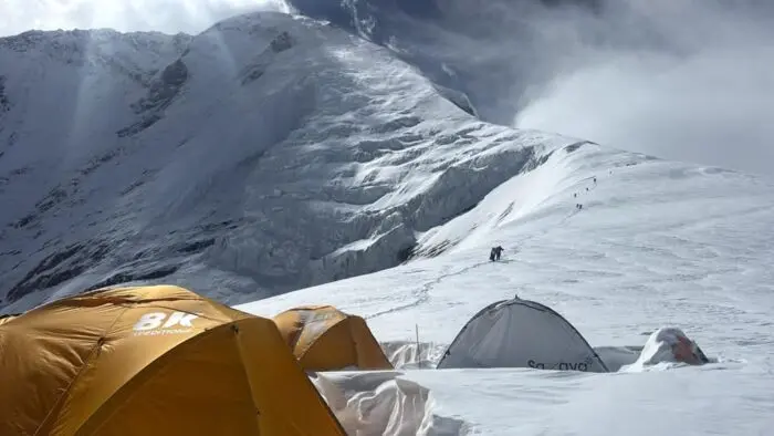 Meteo capricios blochează ascensiunea pe Dhaulagiri, alpinisti blocați la tabăra 2