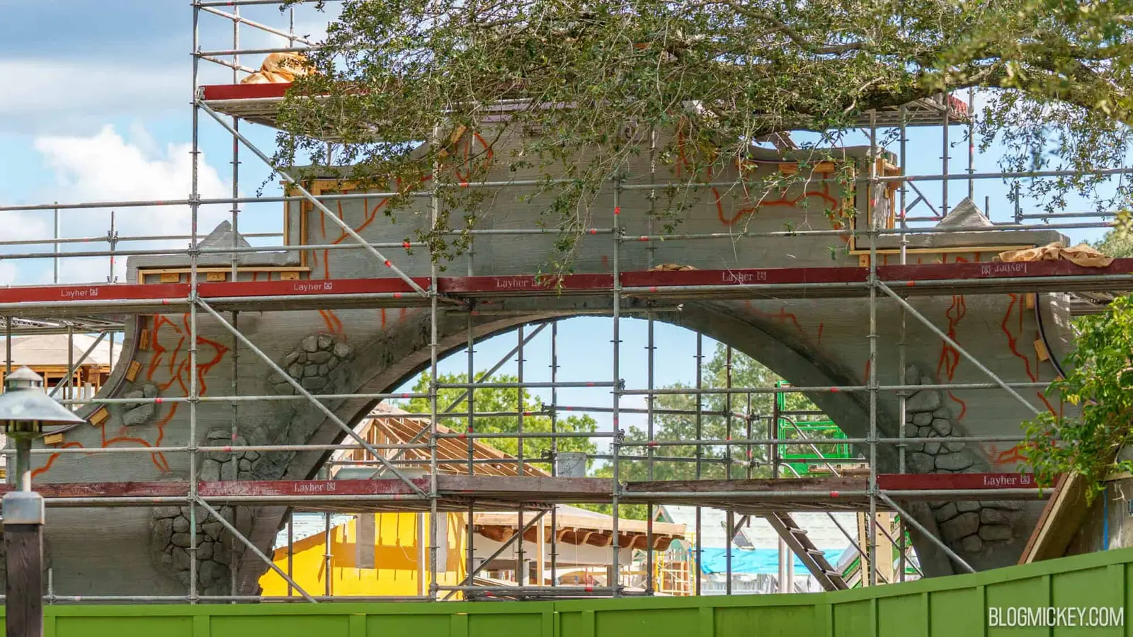 Echipajele încep montarea pietrei la arcul principal de intrare