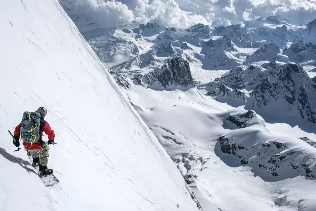 Russell coboară pe snowboard fața sudică a Dorje Lhakpa