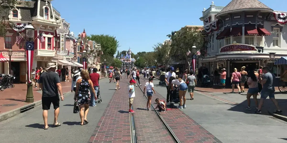Oaspeții trebuie să ajungă la Disneyland înainte de 4:30 marți