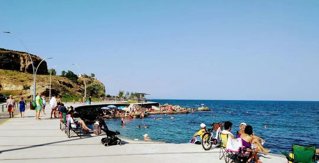 Paradiza cu 16 kilometri de plaje goale și bere la 2 dolari
