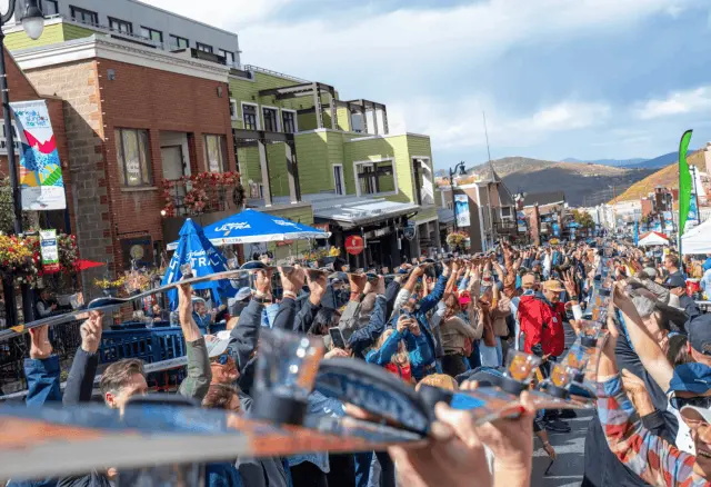Park City a revenit cu recordul mondial de cea mai lungă tragere de schi: 1.430 de participanți