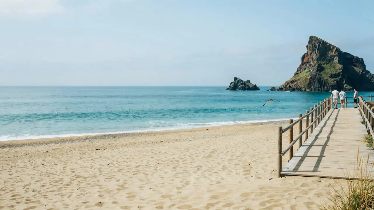 Plaja Praia das Furnas devine refugiu de toamnă pentru cei care fug de mulțimi