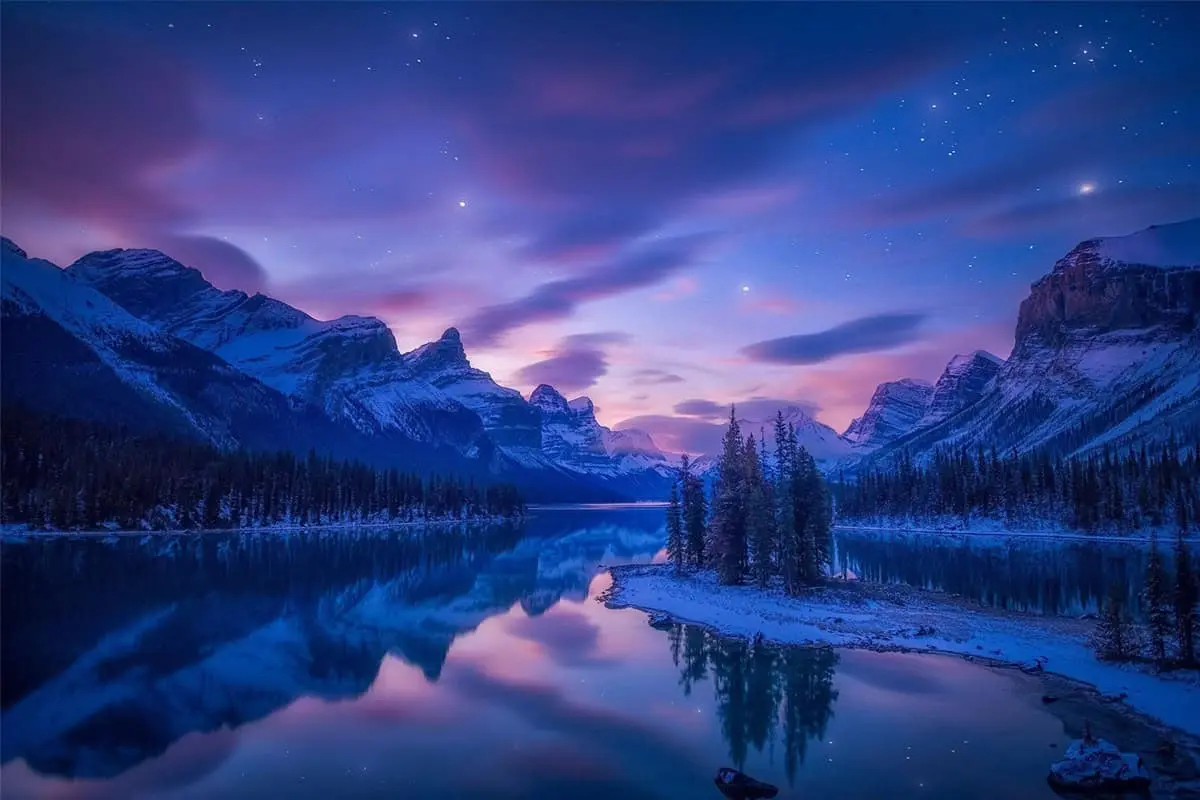 Spectacol pe cer: Canada devine destinația supremă pentru aurorele boreale roz în 2026