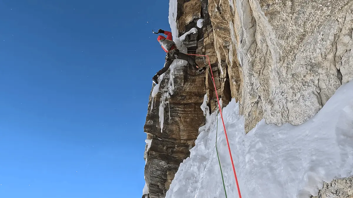Trei alpinisti stabilesc un traseu gigant în Himalaya în timpul orelor de antrenament