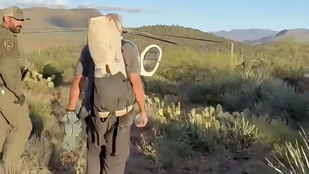 Turist scapă din inundație în munții Yavapai