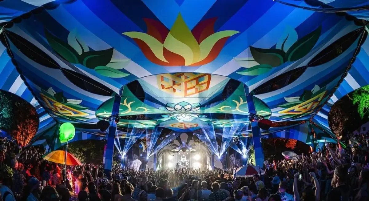 Woodfordia găzduiește Festivalul Frecvenței Pământului 2026 cu muzică, artă și cultură